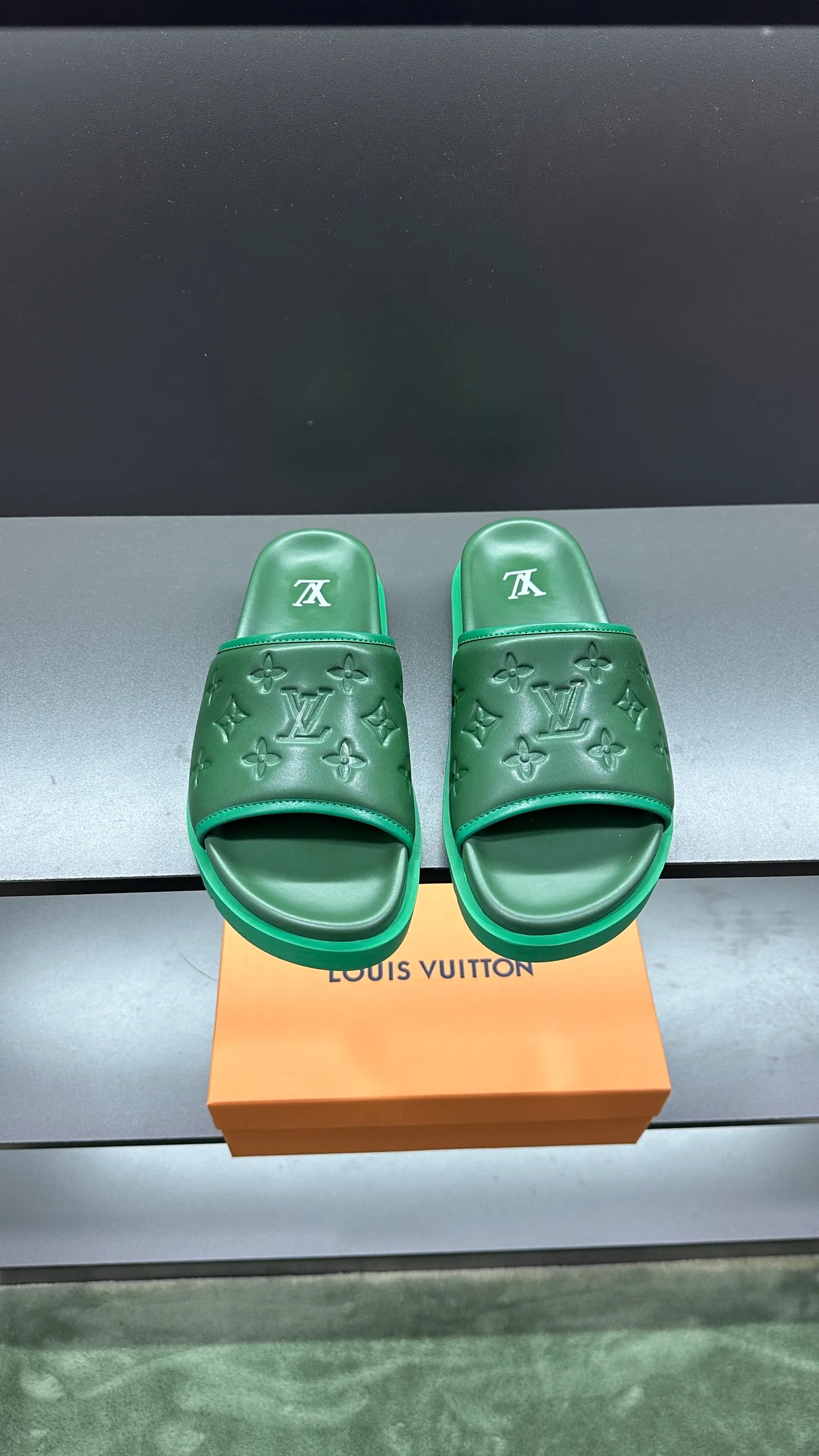 [L Home] P: 300💰Size: 38-45 Top purchasing lv men's summer slippers, classic presbyopia with soft real leather lining, unique color splicing effect, distinctive personality, fashionable and trendy essential style, light and comfortable. Lightweight and tough rubber insole, micro ridged foam outsole, super comfortable!